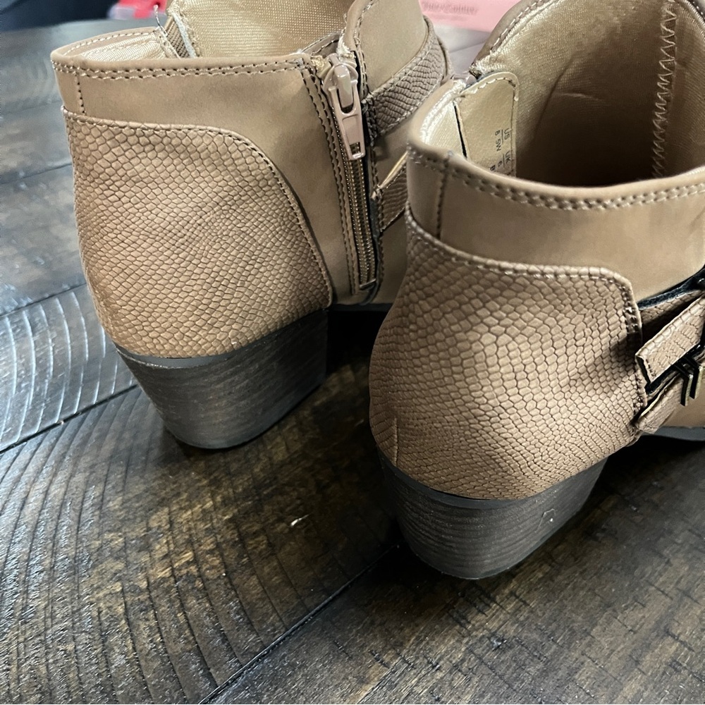 Life Stride Blaire Nubuck Tan Ankle Boots with Double Buckle 8.5 Wide Ankle - Picture 4 of 7